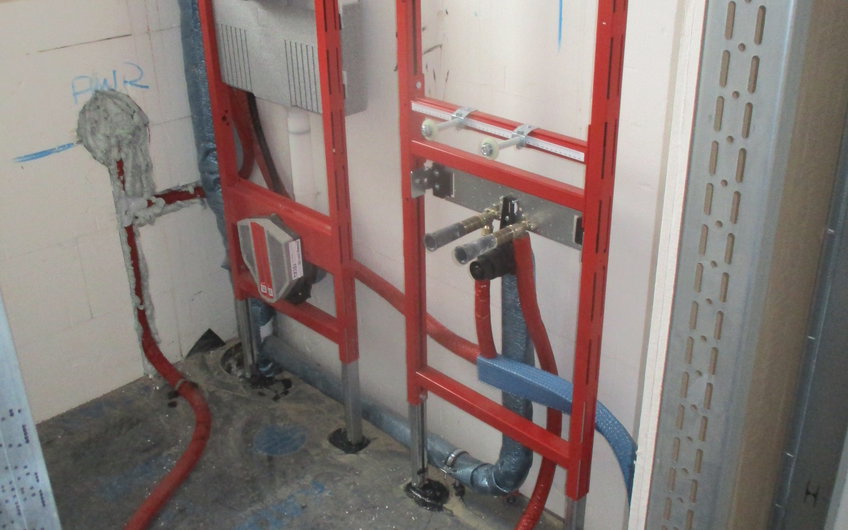 Die Sanitär-Vorwandmodule konnten bereits montiert werden.