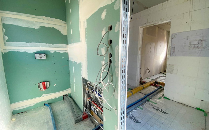 Sanitärrohinstallation und Elektrik im Bad des Kern-Haus Pult in Halle Wörmlitz