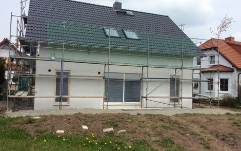 Der Außenputz wird als zweilagiger Kunstharzputz in Reibestruktur ausgeführt.