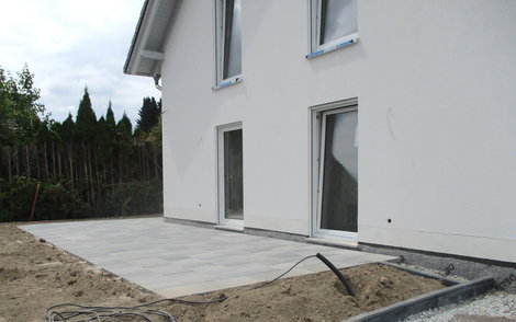 Die fertig gepflasterte Terrasse bietet zukünftig viel Platz für verschiedene Sitzmöglichkeiten im Freien.