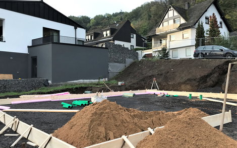Ziel der Feinabsteckung ist: für den Bodenaushub die Bodenplatte abzustecken.