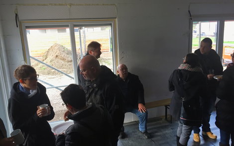 Gäste im Gespräch beim Rohbaufest im individuell geplanten Einfamilienhaus Luna von Kern-Haus in Dettenheim