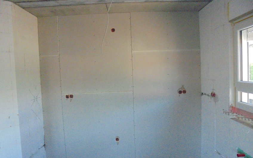 Geschlossene Trockenbauwand im Erdgeschoss des individuell geplanten Einfamilienhauses Luna von Kern-Haus in Ludwigshafen