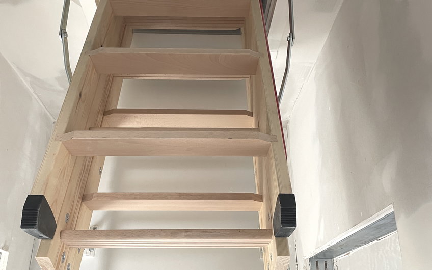 Die Dachbodentreppe wird eingeklappt und schließt bündig mit der Decke ab.