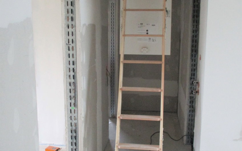 Die Dachbodentreppe wird eingeklappt und schließt bündig mit der Decke ab.