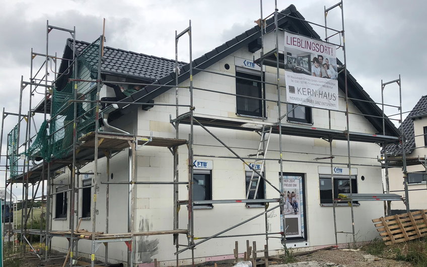 Kern-Haus Komfort erhält zusammen mit der Dacheindeckung auch die Fenster.