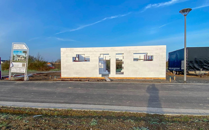Fertigstellung des Erdgeschossrohbaus für Kern-Haus Trend in Eilenburg