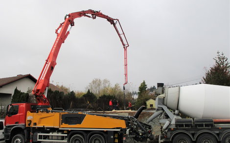 Unter Mithilfe der Betonpumpe wurde die Bodenplatte betoniert.