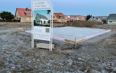 Bodenplatte mit Bauschild