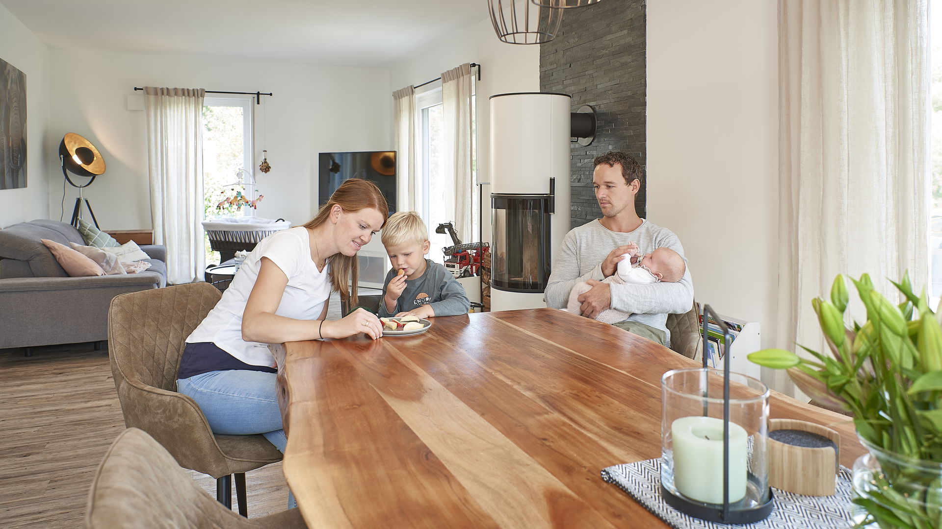 Familie am Esstisch