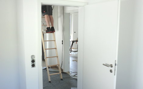 Weiße Innentüren mit Edelstahlgriffen wurden montiert.