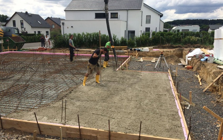 Betonverfüllung der Bodenplatte bei Kern-Haus