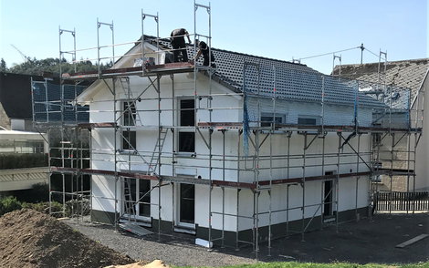 Das Dach wurde gedeckt und die Fenster eingebaut.