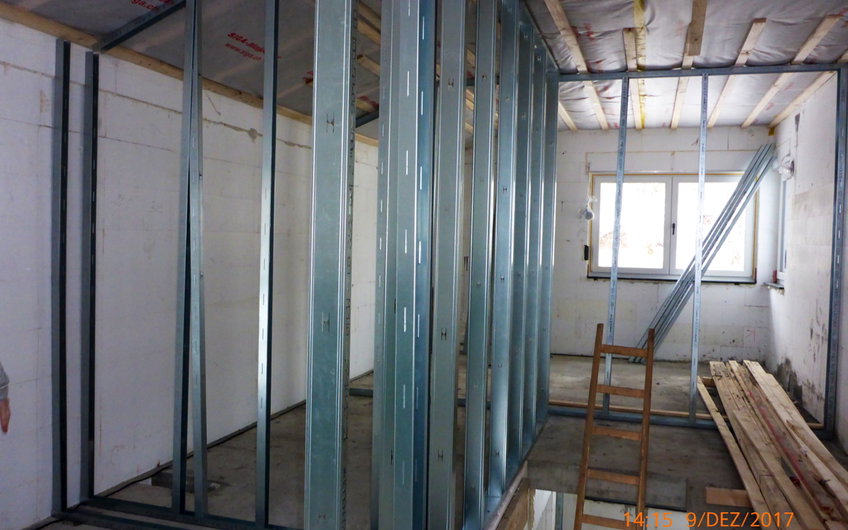 Flur im Obergeschoss mit aufgebauten Ständerwerk für die Zimmer.