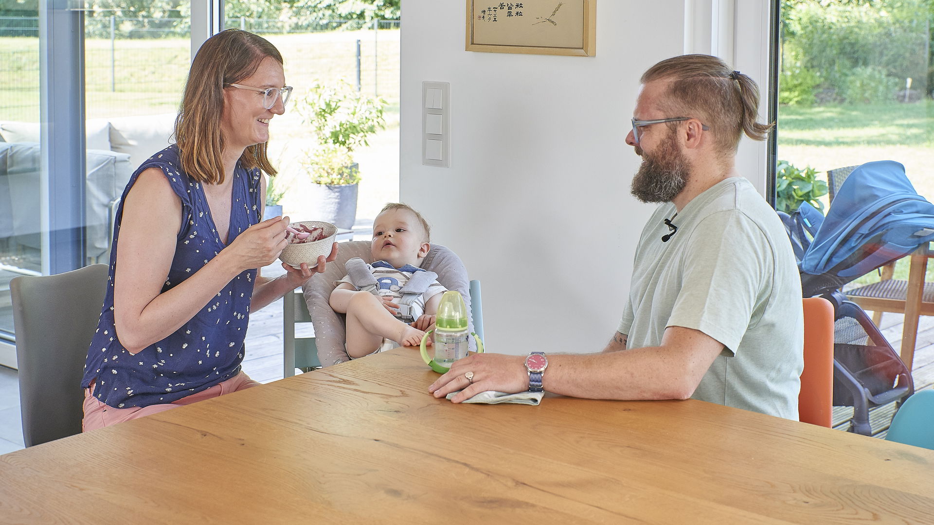Familie am Esstisch