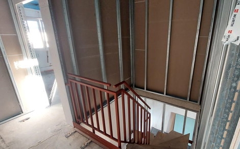 Blick auf dem Treppe während dem Innenausbau