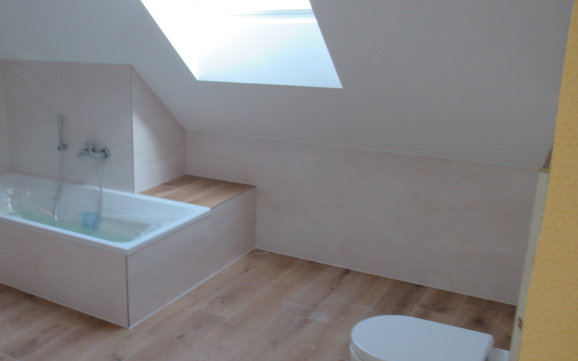 Im Bad wurde die Toilette für die Wandmontage gewählt.