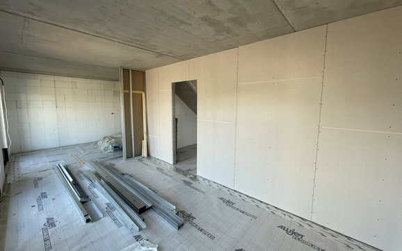 Das Metallständerwerk wurde bereits einseitig mit Gips-Ausbauplatten beplankt.