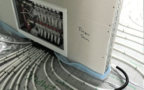 Der Heizkreisverteiler ist ein Bauteil der Fußbodenheizung und wird zur Wärmeverteilung benötigt.
