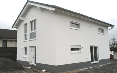 Stolz präsentiert die Bauherrenfamilie ihr Kern-Haus Jara.