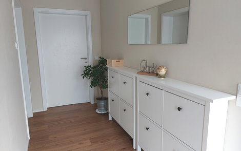 Stauraum für Garderobe und Schuhe.