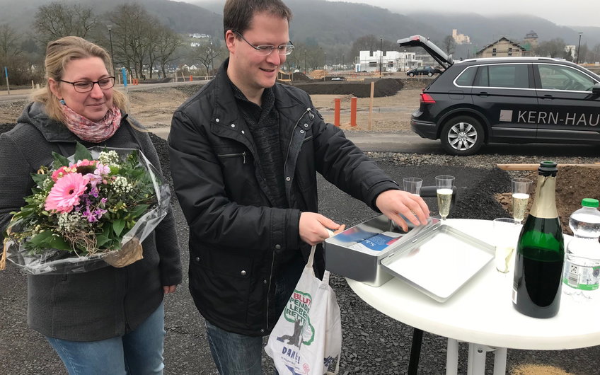 Die Bauherren füllen den Grundstein.