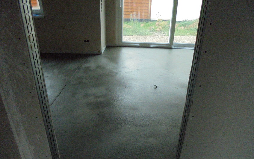 Estrichboden im Wohnzimmer des individuell geplanten Einfamilienhauses Aura von Kern-Haus in Wachenheim
