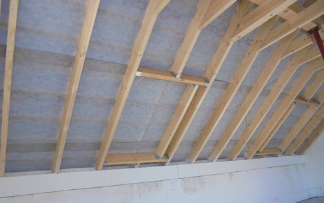 Dachstuhl mit Fensterausschnitten im Kern-Haus Komfort in Linkenheim-Hochstetten