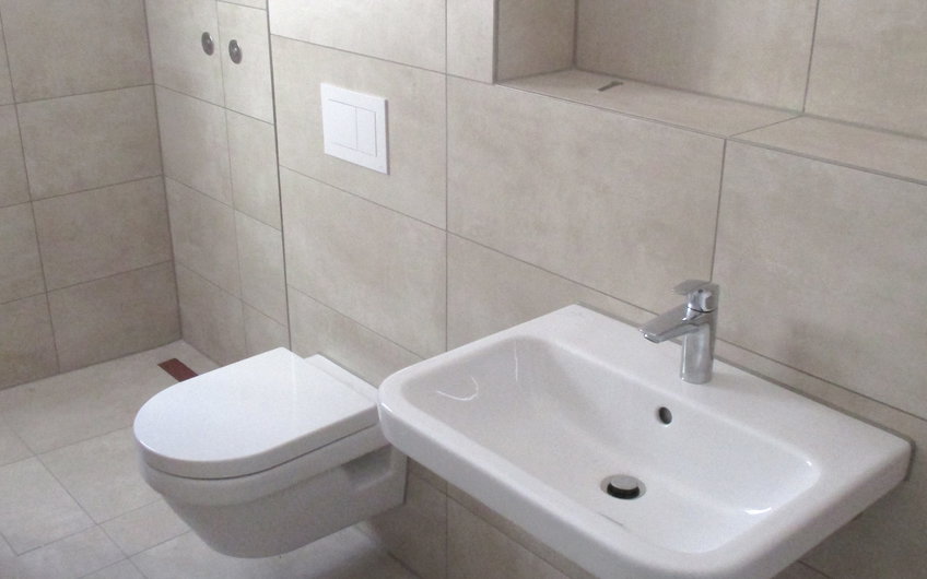 Toilette und Waschbecken konnten montiert und angeschlossen werden.