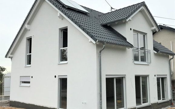 Auf dem Dach wurde die Solarpanelle montiert. So wird das Sonnenlicht optimal genutzt.