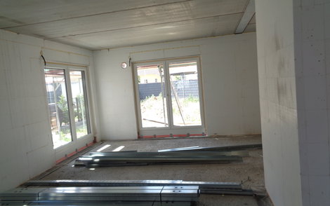 Rohbau des frei geplanten Einfamilienhauses von Kern-Haus in Schifferstadt mit eingebauten Fenstern
