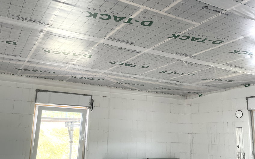 Im Innenbereich wurde energieeffizienter Dämmstoff angebracht. Die Folie schützt vor Feuchtigkeit.