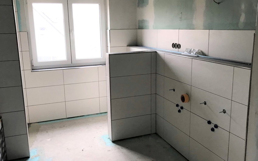 Die Wandfliesen im Badezimmer wurden angebracht.