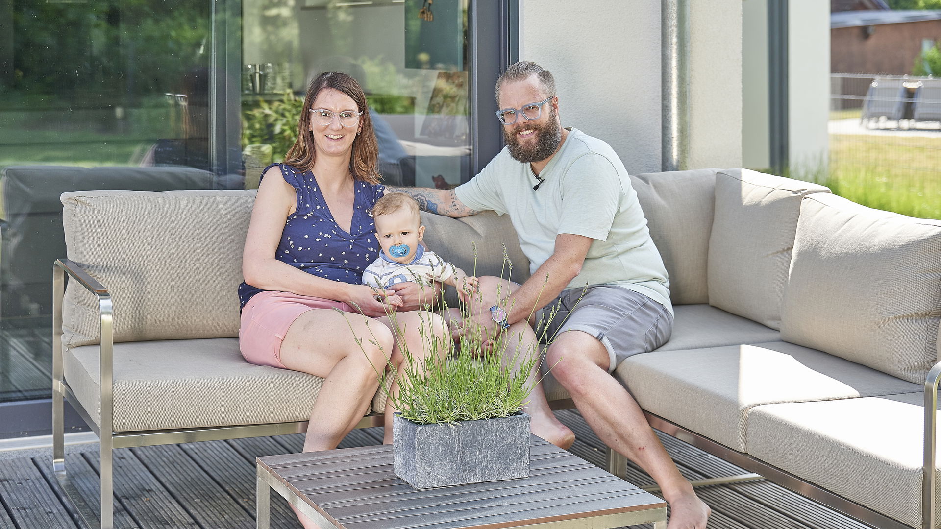 Familie auf der Terrasse in Fischbach