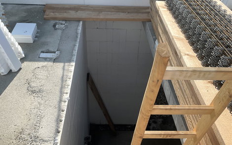 Für die Errichtung des Dachgeschosses wurde die Betondecke verlegt und eine Aussparung der Treppenöffnung berücksichtigt.