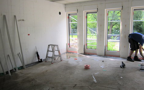 Die Fenster werden eingebaut.