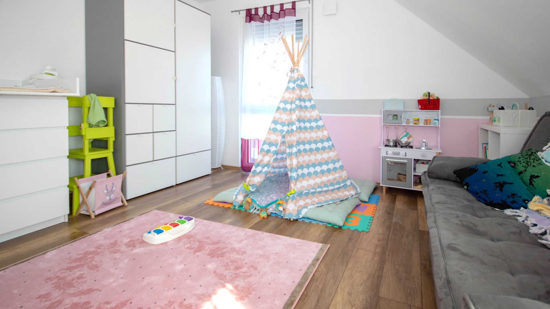 Rosa Kinderzimmer mit Zelt in Kern-Haus Luna in Fuchshain