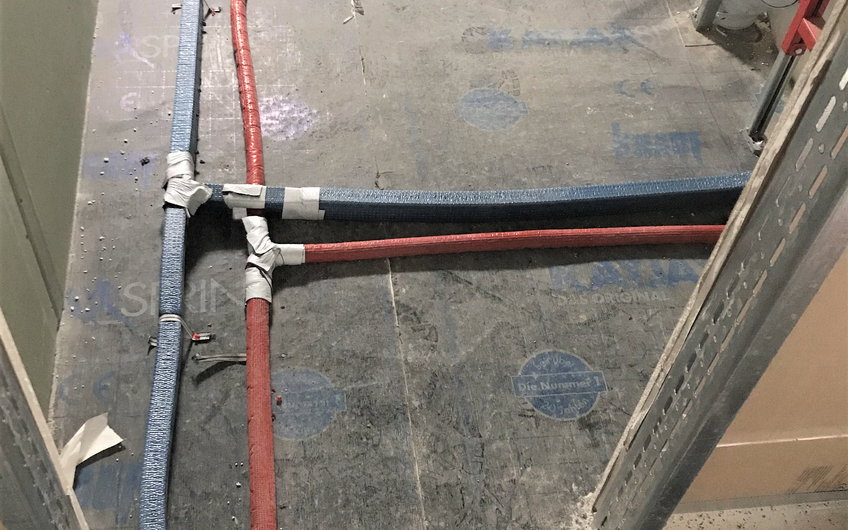 Für die Heiz- und Wasserinstallation wurden Leitungen verlegt.
