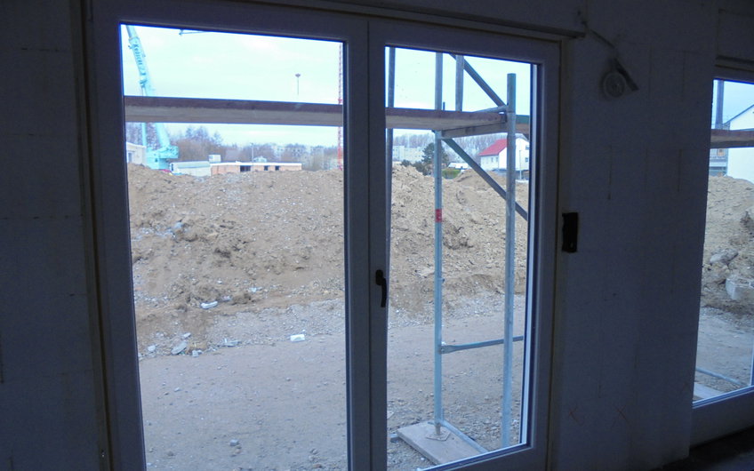Fensteransicht von innen im Erdgeschoss des individuell geplanten Einfamilienhauses Luna von Kern-Haus in Ludwigshafen