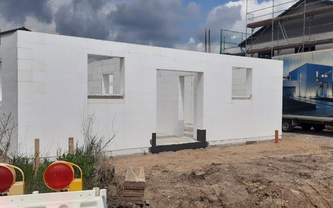 Die Eingangsseite des Hauses nach der Betonage.