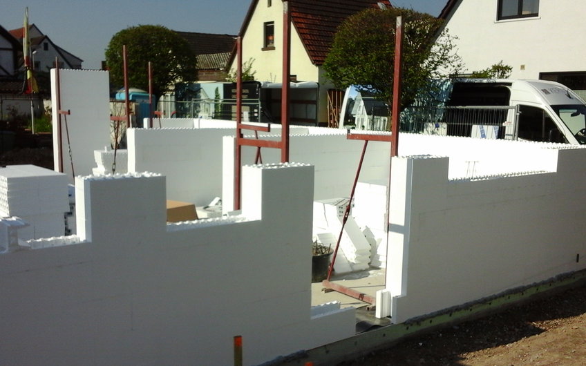 Die Erdgeschosswände des Familienhauses Komfort in Linkenheim-Hochstetten