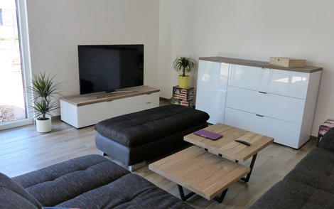 Wohnzimmer im individuell geplanten Einfamilienhaus Luna von Kern-Haus in Dettenheim