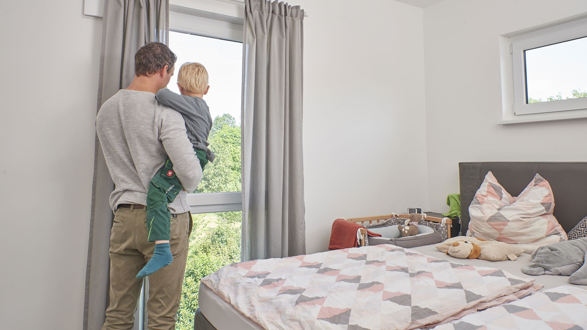 Vater und Sohn genießen den Ausblick