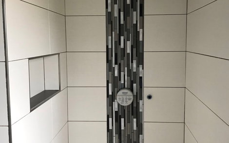 Die Dusche wurde gefliest.