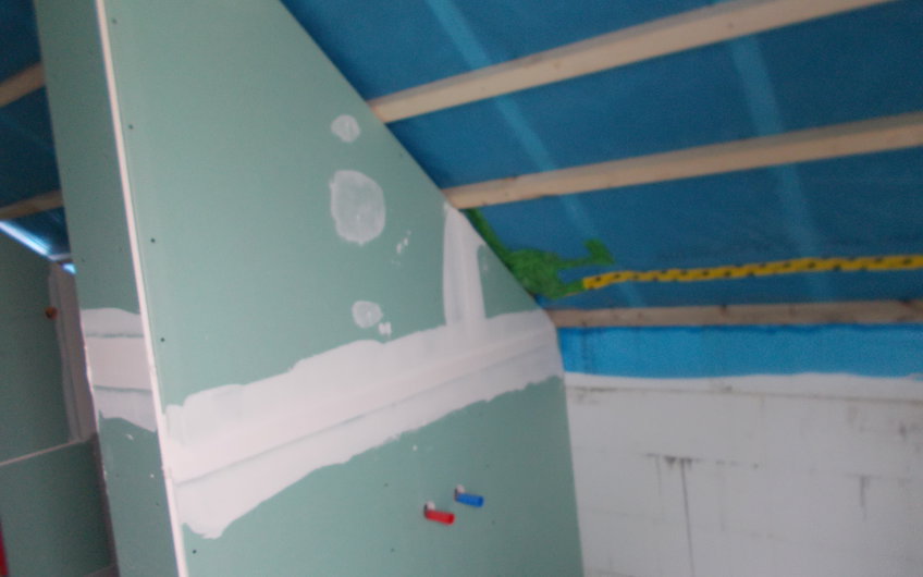 Beplankte Wand im Badezimmer des Kern-Hauses Signum in Einselthum