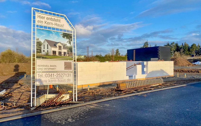 Stellen des Erdgeschossrohbaus für Kern-Haus Trend in Eilenburg