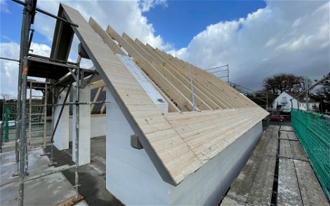 Als nächstes wird das Dach mit den von den Bauherren ausgesuchten Dachziegeln eingedeckt.