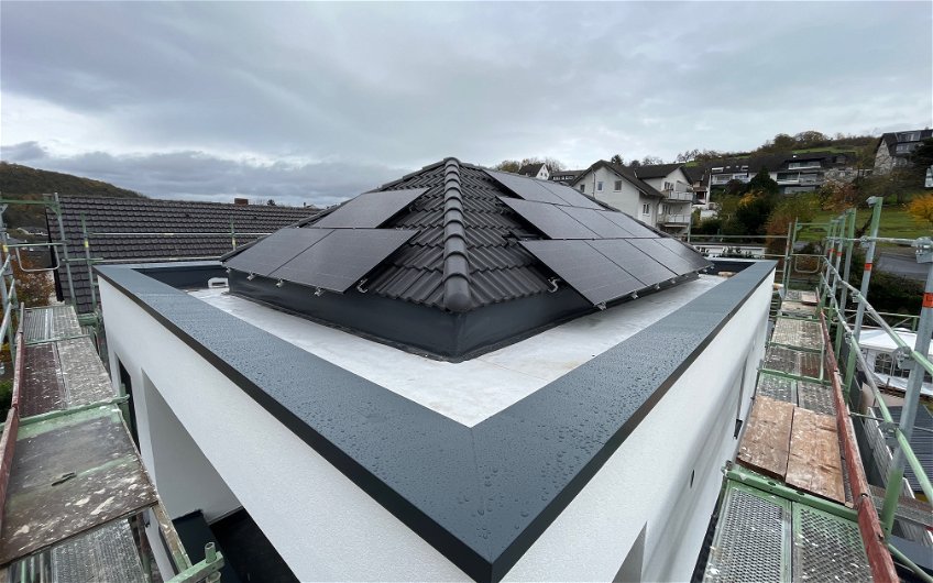 Photovoltaikanlage wurde auf dem Dach installiert in Bad Breisig