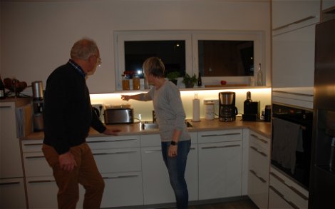 Bauleiter Helmar Guntau bespricht mit der Hausbesitzerin Details der Küche.