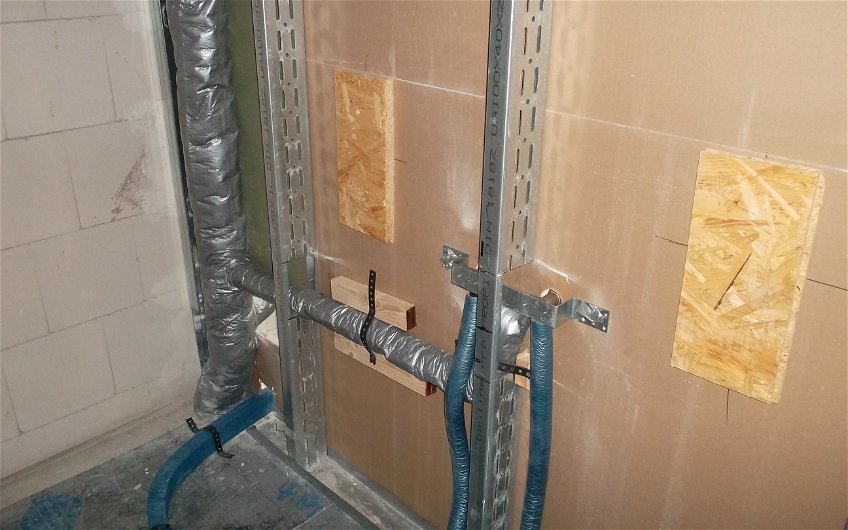 Nachdem die Leitungen in der Wand verbaut sind, wird die Wand gedämmt und verschlossen.